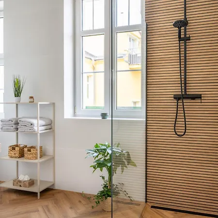 Vary Essence - Elegant With Balcony