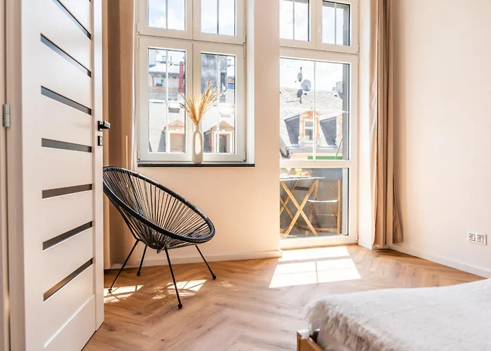 Vary Essence - Elegant With Balcony