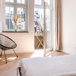 Vary Essence - Elegant With Balcony Apartman