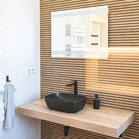 Vary Essence - Elegant With Balcony