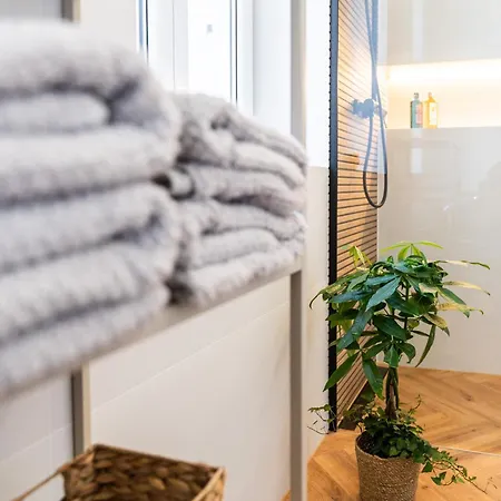 Vary Essence - Elegant With Balcony * Карловы Вары