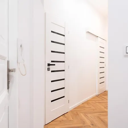 Vary Essence - Elegant With Balcony Appartement