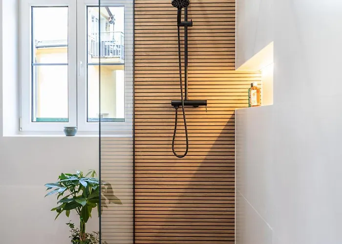Vary Essence - Elegant With Balcony Appartement